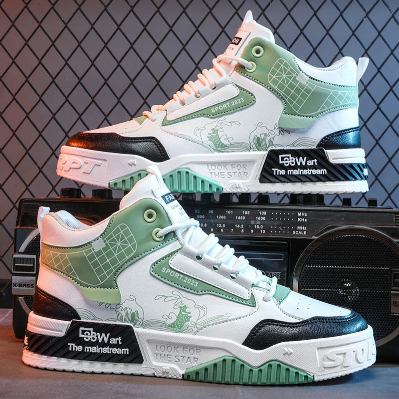Weiße und grüne Sneaker mit schwarzem Akzent, Sport-2023 Design, vor einem Retro-Radio. Trendige Turnschuhe, Streetwear, modisch, urbaner Stil.