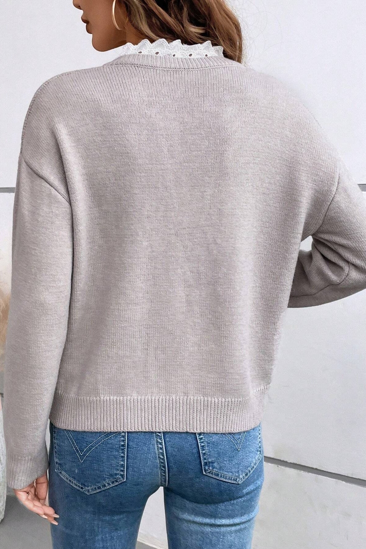 Vorderansicht des Damen-Strickpullovers mit V-Ausschnitt