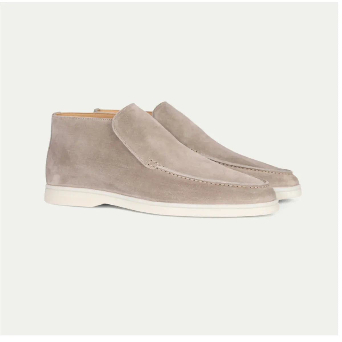 Beige Wildleder-Stiefeletten für Herren, elegantes Design, weiße Sohle, ideal für Freizeit und Business, hochwertige Verarbeitung, modische Herrenschuhe.