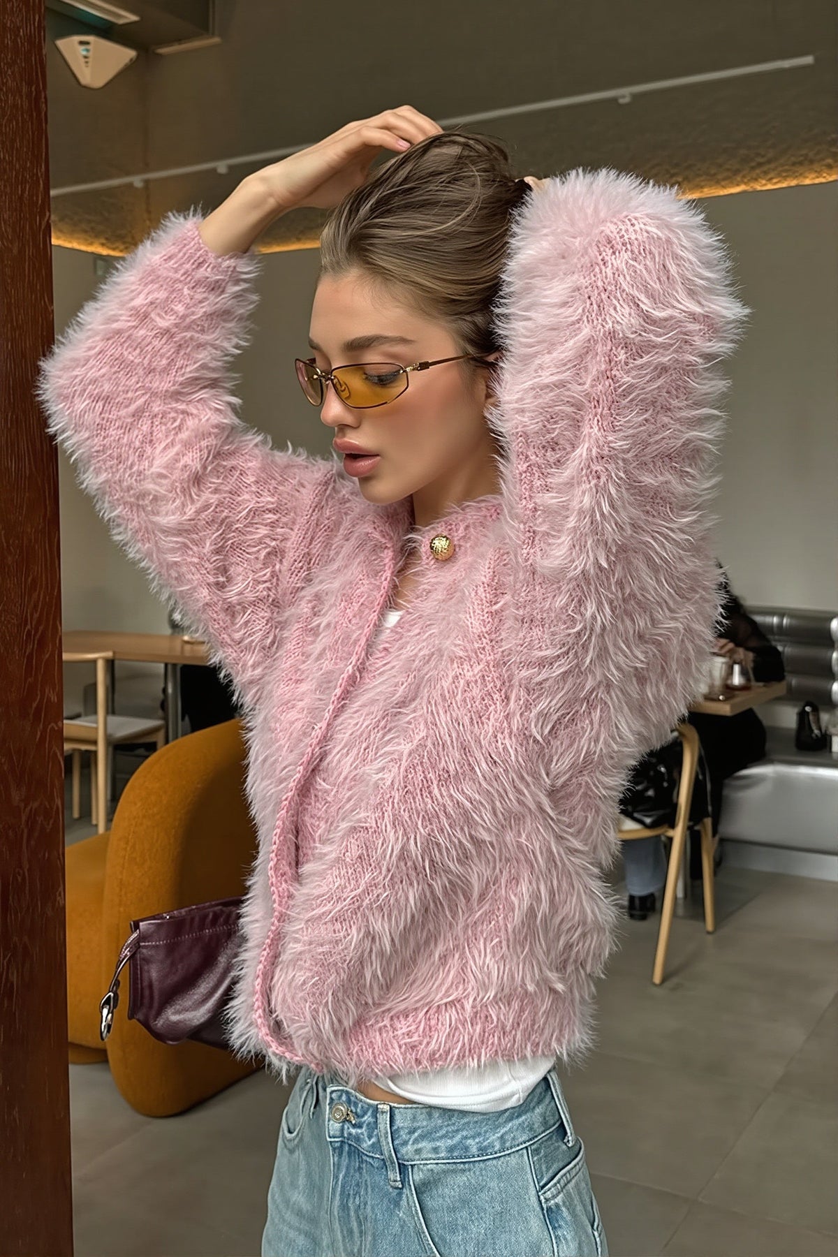 Damen-Cardigan mit goldfarbenen Knöpfen an der Vorderseite
