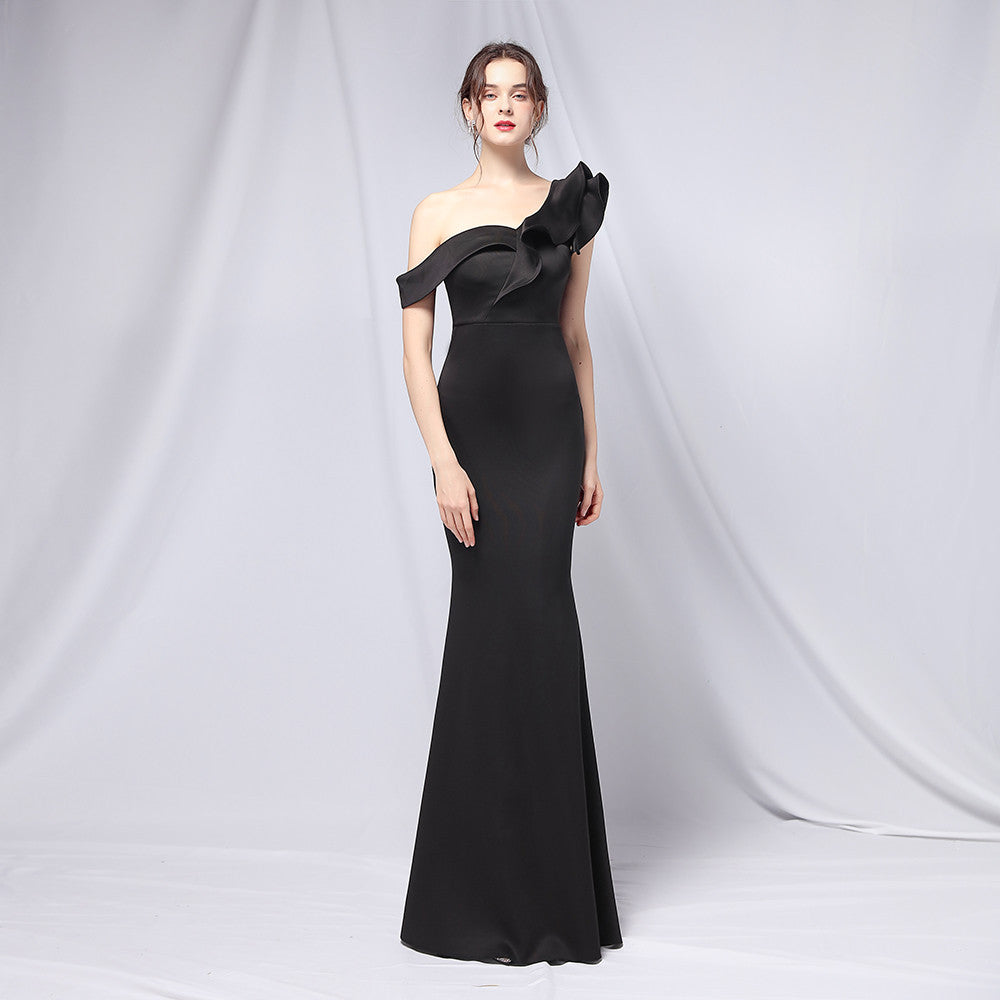 Elegantes schwarzes Abendkleid, schulterfrei mit asymmetrischem Rüschen-Design, ideal für formelle Anlässe und Galas.