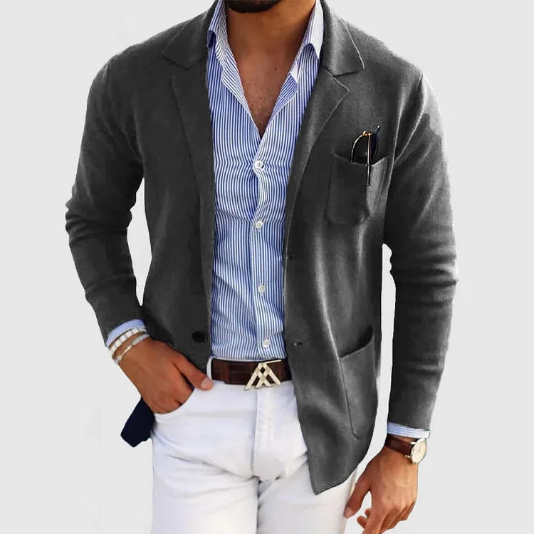 Eleganter Mann im grauen Blazer, gestreiftem Hemd und weißer Hose. Stilvolle Herrenmode, Business-Look, modisches Outfit, Accessoires.