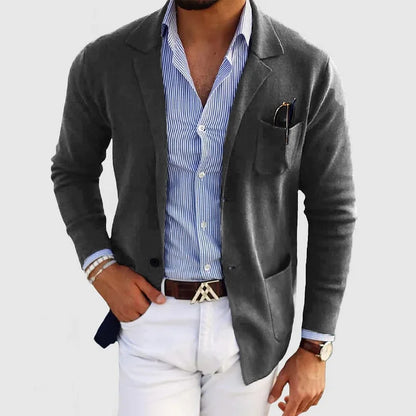 Eleganter Mann im grauen Blazer, gestreiftem Hemd und weißer Hose. Stilvolle Herrenmode, Business-Look, modisches Outfit, Accessoires.