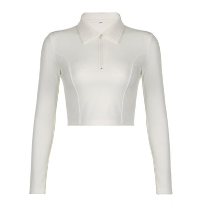 Weiße, langärmlige Damen-Cropped-Bluse mit Reißverschluss und Kragen. Modische Oberbekleidung, ideal für trendige Outfits und stilvolle Looks.
