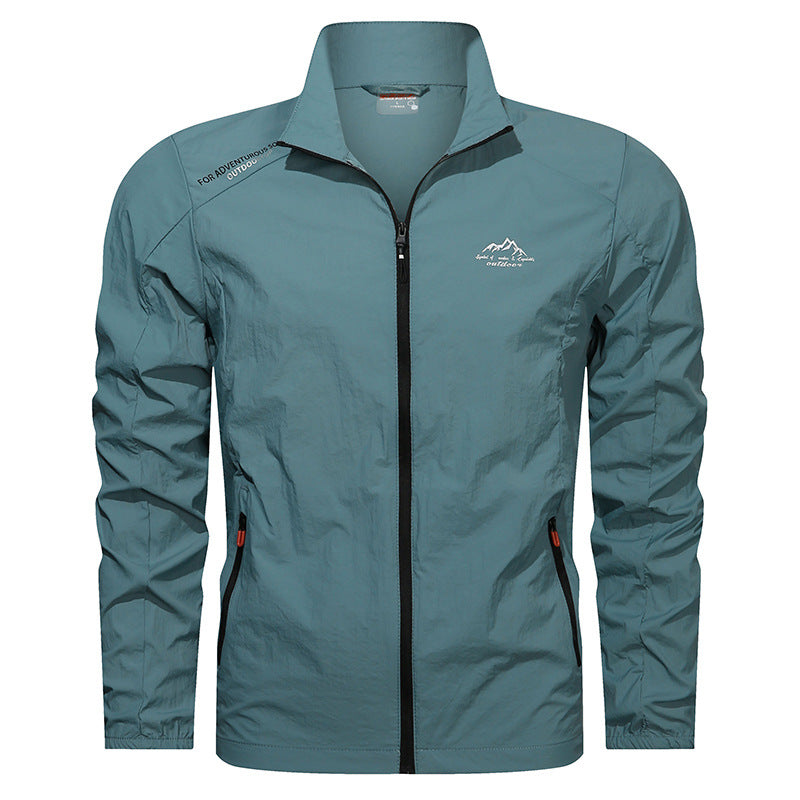 Grüne Outdoor-Jacke mit Reißverschluss, leichtem Material und Bergmotiv-Logo. Ideal für Wandern und Freizeit. Herrenmode, funktional und stilvoll.