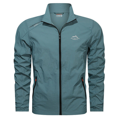 Grüne Outdoor-Jacke mit Reißverschluss, leichtem Material und Bergmotiv-Logo. Ideal für Wandern und Freizeit. Herrenmode, funktional und stilvoll.