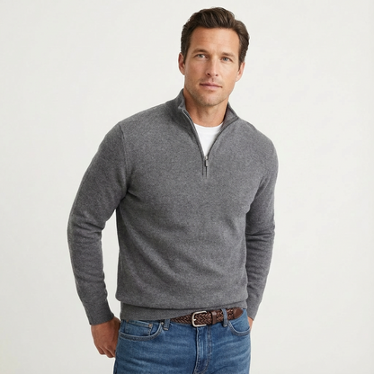Seitliche Ansicht des Herren Strickpullovers mit Stehkragen