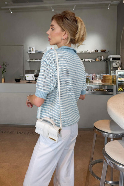 Rückansicht des gestreiften Strickpullovers mit Polokragen