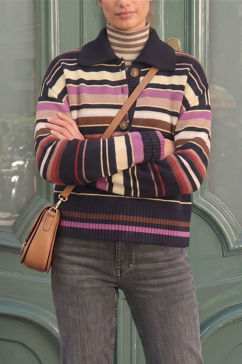 Detailansicht des Polokragens am gestreiften Pullover