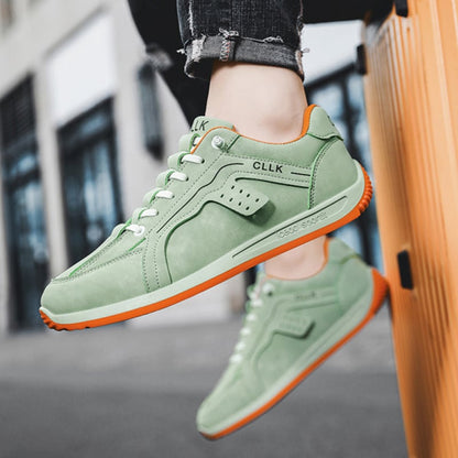 Men's skate shoes with laces, flat sole, and rounded toe cap