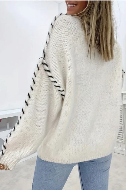 Detailansicht des fein gestrickten Materials am Damenpullover