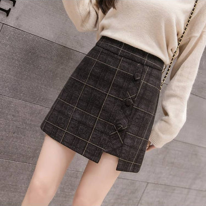 Damenmode: Eleganter kariertem Rock mit Knöpfen, kombiniert mit beigem Pullover. Stilvolle Herbstmode, ideal für urbane Outfits.