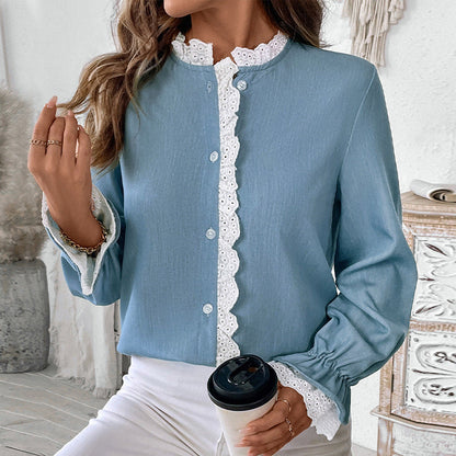 Frau in blauer Bluse mit weißer Spitze, hält Kaffeebecher. Modetrend, elegante Damenmode, Freizeitlook, stilvolle Kleidung, Innenraum.