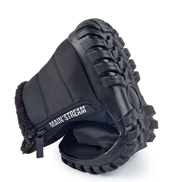Schwarzer Winterstiefel mit rutschfester Sohle und Fellfutter, seitlicher Reißverschluss, robustes Design, ideal für kaltes Wetter und Outdoor-Aktivitäten.