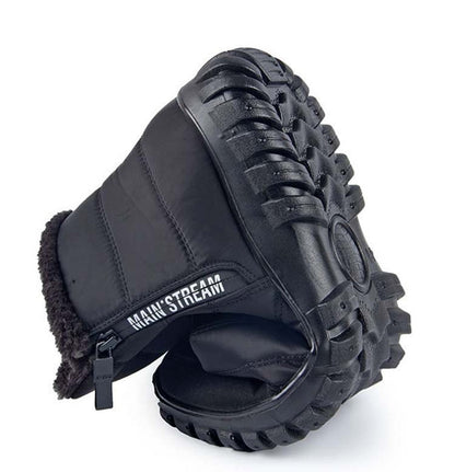 Schwarzer Winterstiefel mit rutschfester Sohle und Fellfutter, seitlicher Reißverschluss, robustes Design, ideal für kaltes Wetter und Outdoor-Aktivitäten.