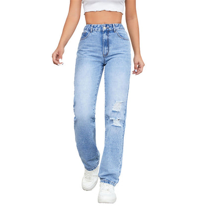 Frau in blauer, zerrissener High-Waist-Jeans und weißem Crop-Top, modisch, lässig, Streetwear, trendige Damenmode, weiße Sneaker.