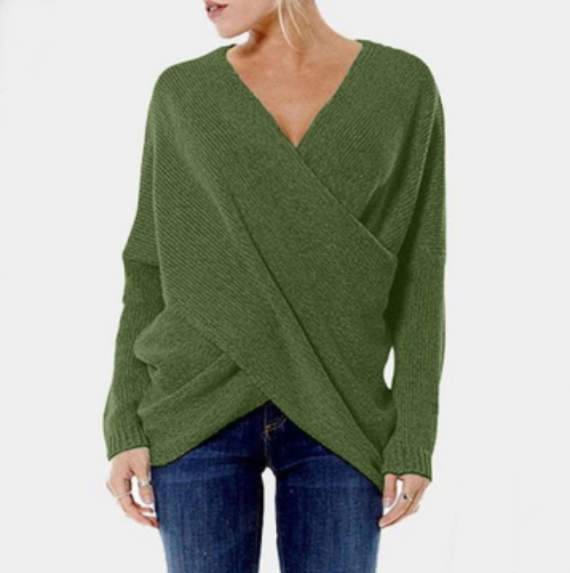 Grüner Damenpullover mit V-Ausschnitt und Wickeldesign, kombiniert mit blauen Jeans. Modischer Strickpullover, ideal für Herbstmode.