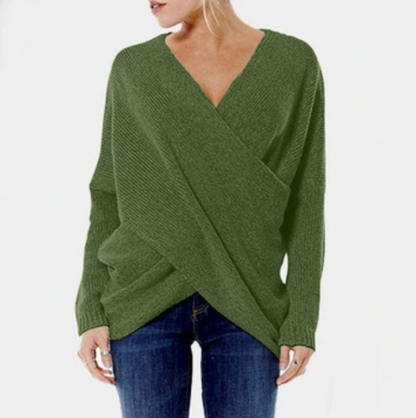 Grüner Damenpullover mit V-Ausschnitt und Wickeldesign, kombiniert mit blauen Jeans. Modischer Strickpullover, ideal für Herbstmode.