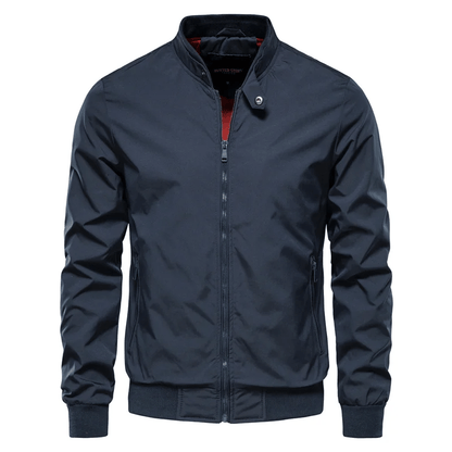 Dunkelblaue Herren-Bomberjacke mit Reißverschluss, Stehkragen und gerippten Bündchen. Modische Übergangsjacke für Herbst und Frühling.