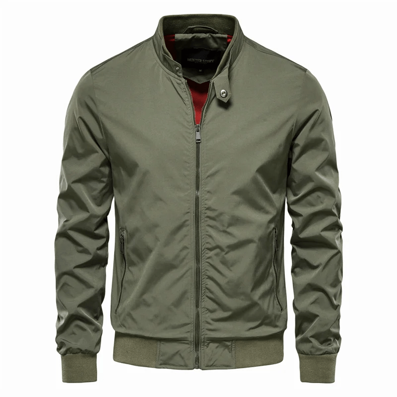 Olivgrüne Bomberjacke für Herren mit Reißverschluss, Stehkragen und gerippten Bündchen. Modische Herrenjacke, ideal für Herbst und Frühling.