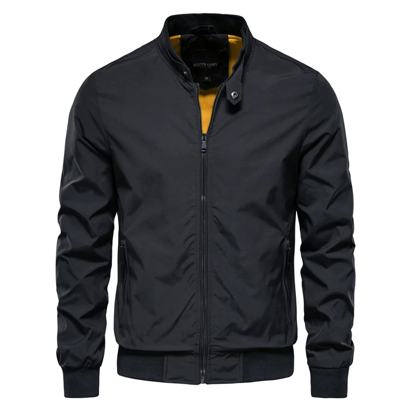 Schwarze Herren-Bomberjacke mit Reißverschluss, Stehkragen und elastischen Bündchen. Modische Übergangsjacke für Herbst und Frühling.