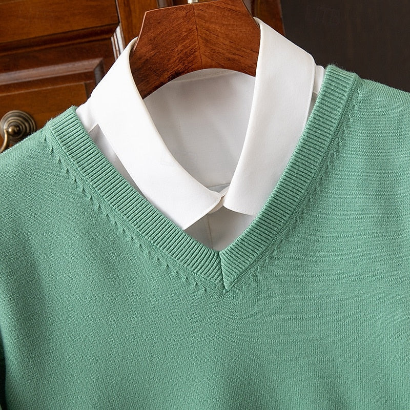 Herrenpullover in der Seitenansicht mit schlichtem Design