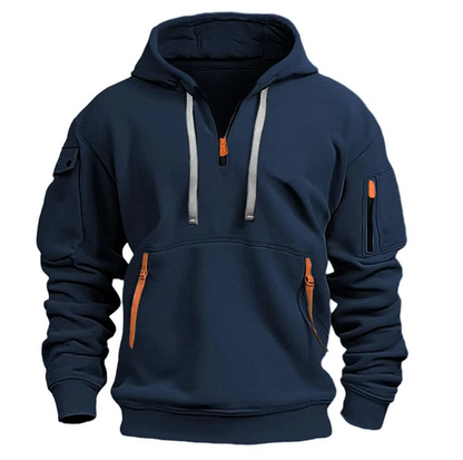 Dunkelblauer Herren-Hoodie mit Kapuze, Reißverschlüssen und Taschen. Bequeme Freizeitmode, ideal für Herbst und Winter. Sportlicher Stil.