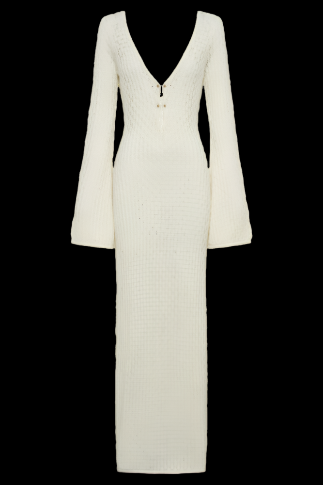 Weißes, langes Strickkleid mit tiefem V-Ausschnitt und weiten Ärmeln vor schwarzem Hintergrund. Elegantes Design, modisches Damenkleid.