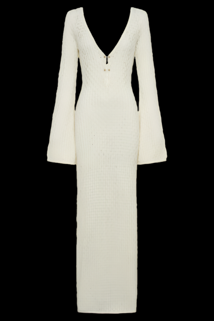 Weißes, langes Strickkleid mit tiefem V-Ausschnitt und weiten Ärmeln vor schwarzem Hintergrund. Elegantes Design, modisches Damenkleid.
