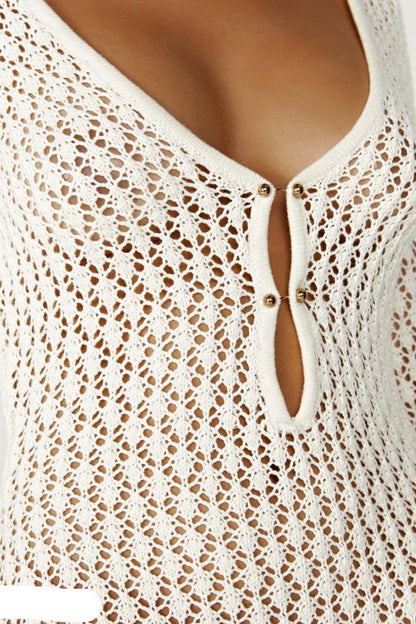 Weiße, gehäkelte Strickbluse mit tiefem V-Ausschnitt und dekorativen Knöpfen. Modetrend, Damenbekleidung, elegantes Design.