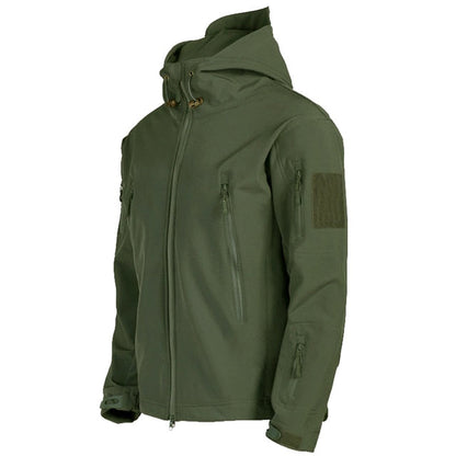 Olivgrüne Softshell-Jacke mit Kapuze, Reißverschlusstaschen und Klettverschluss am Ärmel. Outdoor-Bekleidung, winddicht, wasserabweisend.