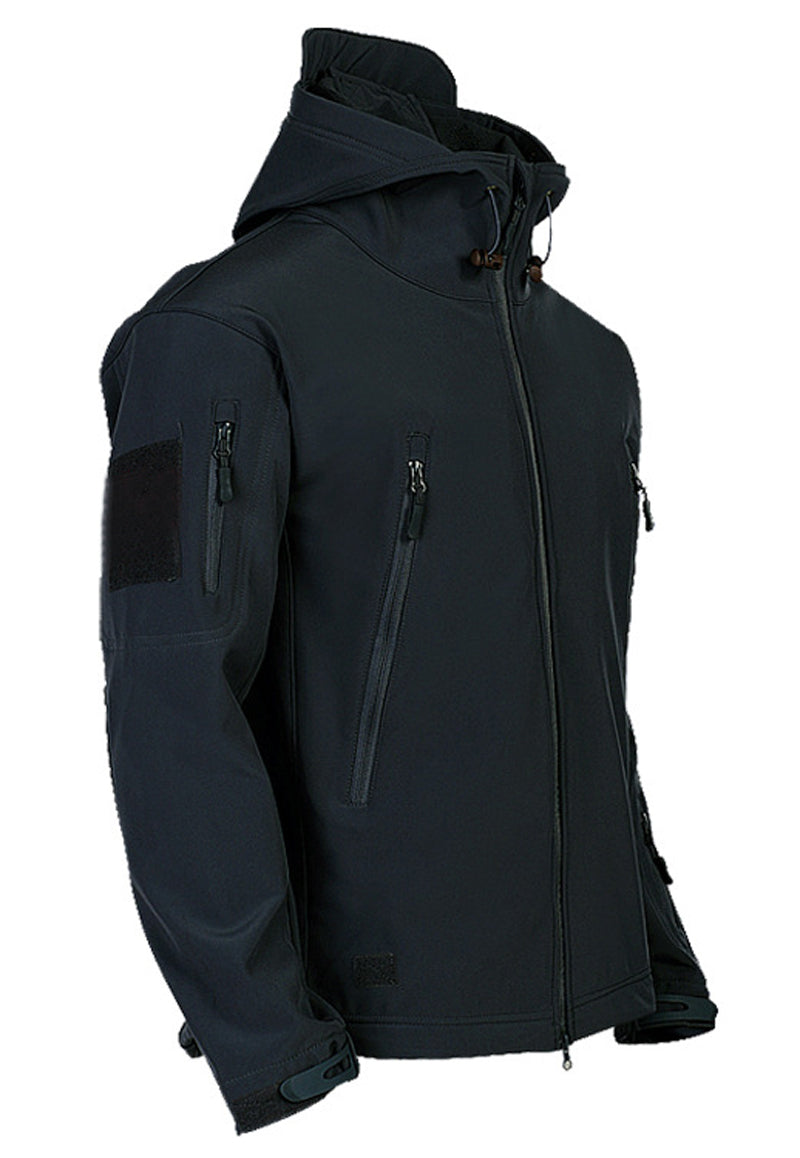 Schwarze Softshell-Jacke mit Kapuze, Reißverschlusstaschen und Klettverschluss am Ärmel. Outdoor-Bekleidung, wind- und wasserabweisend.