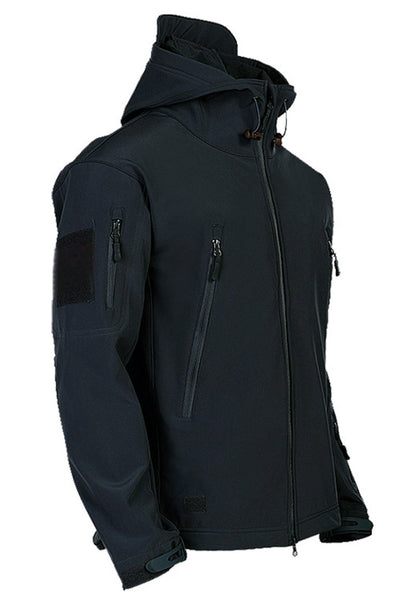 Schwarze Softshell-Jacke mit Kapuze, Reißverschlusstaschen und Klettverschluss am Ärmel. Outdoor-Bekleidung, wind- und wasserabweisend.