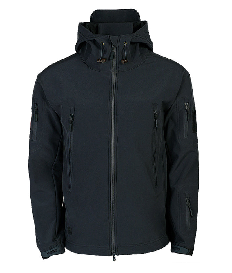 Schwarze Softshell-Jacke mit Kapuze, Reißverschlusstaschen und verstellbaren Kordeln. Outdoor-Bekleidung, winddicht, wasserabweisend.