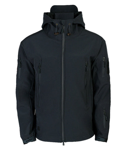 Schwarze Softshell-Jacke mit Kapuze, Reißverschlusstaschen und verstellbaren Kordeln. Outdoor-Bekleidung, winddicht, wasserabweisend.
