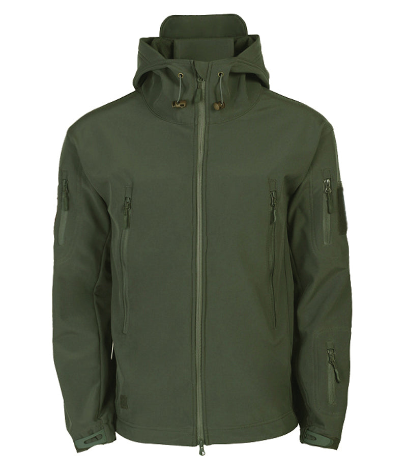 Grüne Softshell-Jacke mit Kapuze, Reißverschlusstaschen und Kordelzug. Outdoor-Bekleidung, winddicht, wasserabweisend, ideal für Wandern und Trekking.