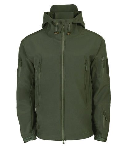 Grüne Softshell-Jacke mit Kapuze, Reißverschlusstaschen und Kordelzug. Outdoor-Bekleidung, winddicht, wasserabweisend, ideal für Wandern und Trekking.