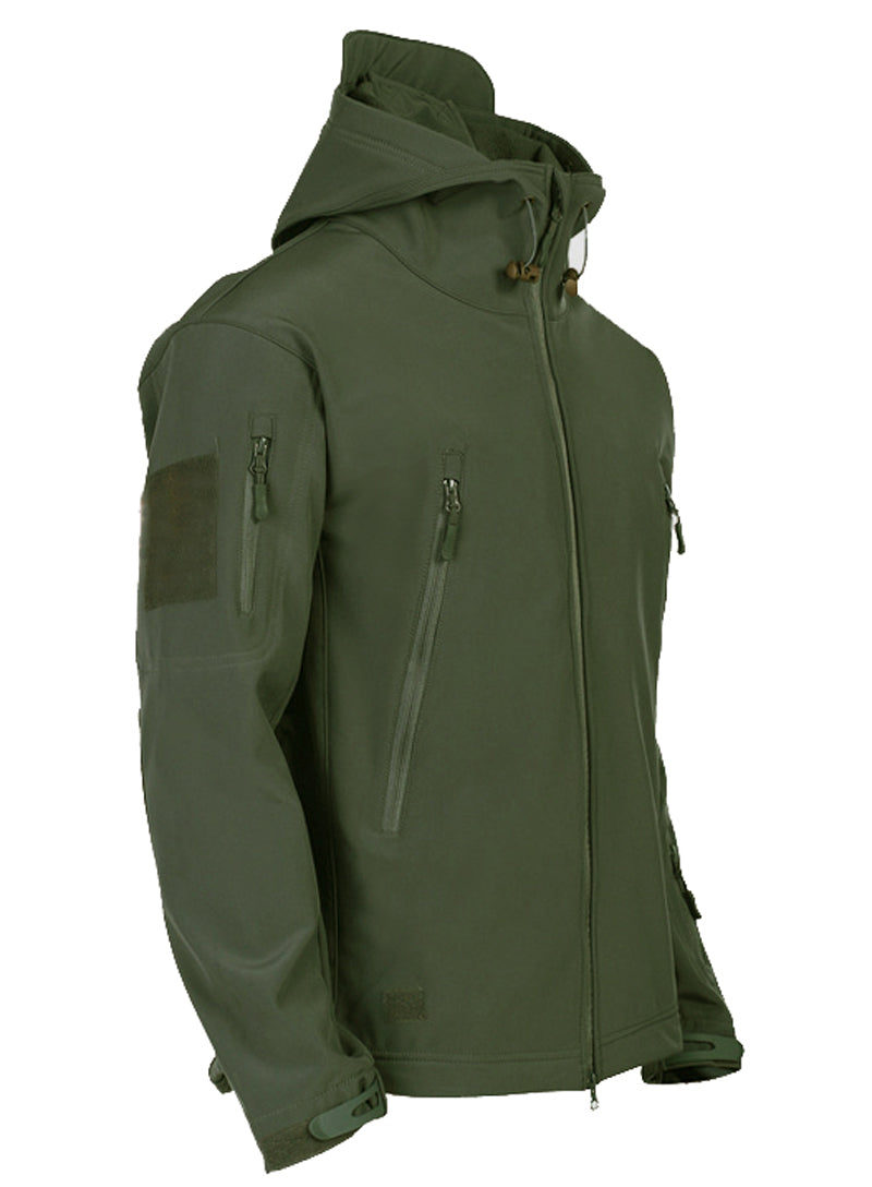 Grüne taktische Softshell-Jacke mit Kapuze, Reißverschlusstaschen und Klettverschluss am Ärmel, ideal für Outdoor-Aktivitäten und Militärbedarf.