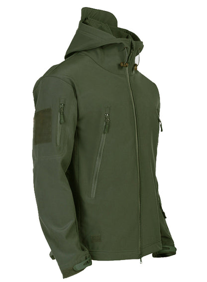 Grüne taktische Softshell-Jacke mit Kapuze, Reißverschlusstaschen und Klettverschluss am Ärmel, ideal für Outdoor-Aktivitäten und Militärbedarf.