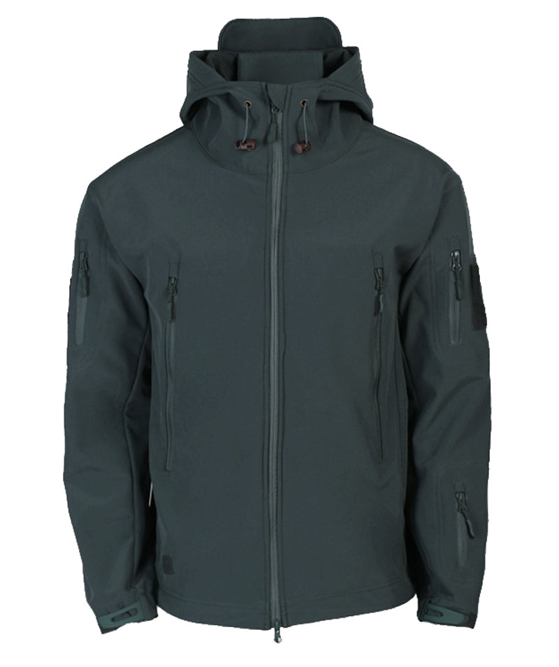 Dunkelgrüne Softshell-Jacke mit Kapuze, Reißverschlusstaschen und Kordelzug. Outdoor-Bekleidung, winddicht, wasserabweisend, funktional.