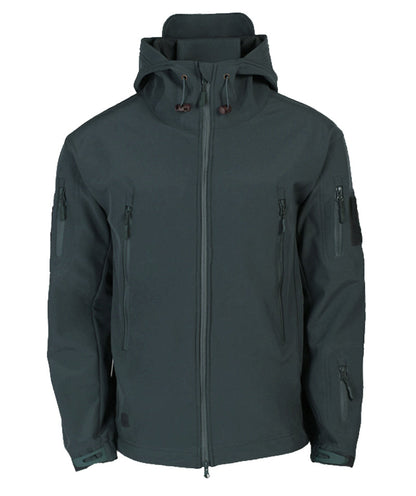 Dunkelgrüne Softshell-Jacke mit Kapuze, Reißverschlusstaschen und Kordelzug. Outdoor-Bekleidung, winddicht, wasserabweisend, funktional.