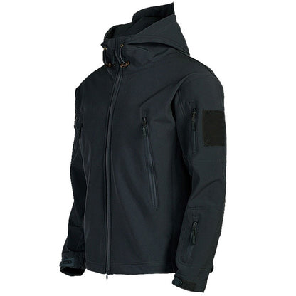 Schwarze Softshell-Jacke mit Kapuze, Reißverschlusstaschen und Klettverschluss am Ärmel. Outdoor-Bekleidung, winddicht, wasserabweisend.