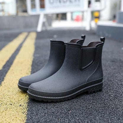 Schwarze wasserdichte Gummistiefel für Herren in seitlicher Ansicht