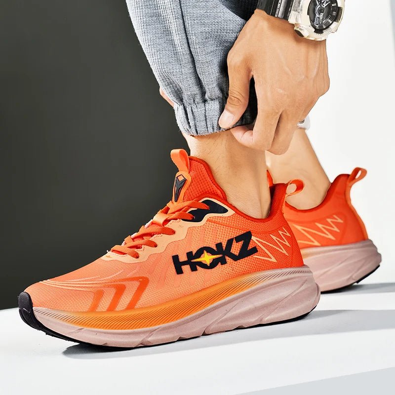 Orange Sportschuhe mit schwarzem Logo, moderne Laufschuhe, bequeme Sneaker für Herren, ideal für Fitness und Outdoor-Aktivitäten.
