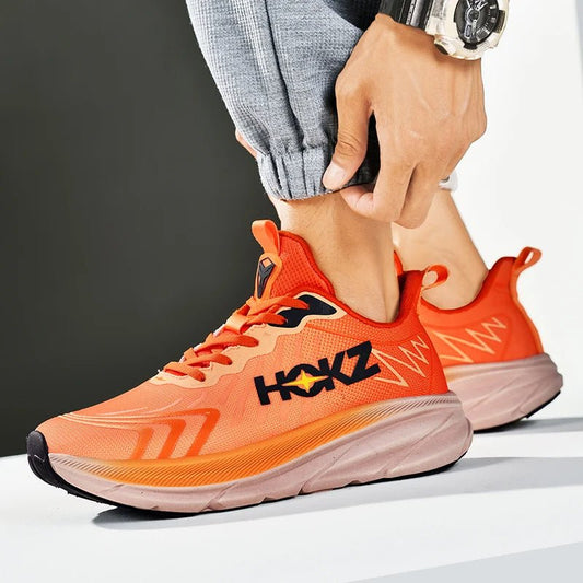 Orange Sportschuhe mit schwarzem Logo, moderne Laufschuhe, bequeme Sneaker für Herren, ideal für Fitness und Outdoor-Aktivitäten.