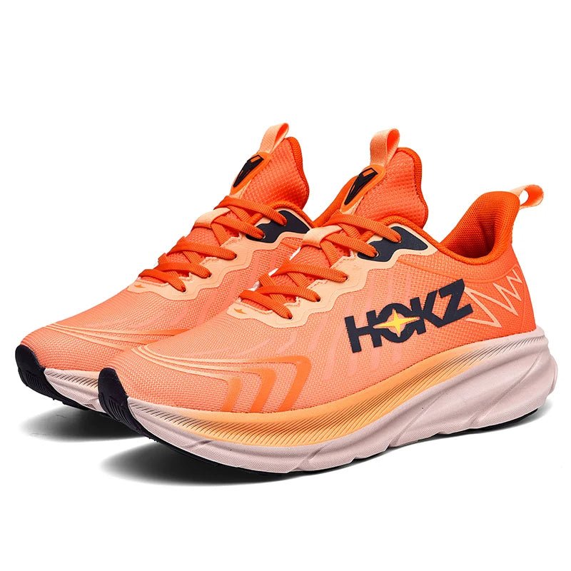 Orangefarbene Laufschuhe mit weißer Sohle, sportliches Design, Markenlogo an der Seite. Ideal für Jogging und Fitness. Hochwertige Sportschuhe.