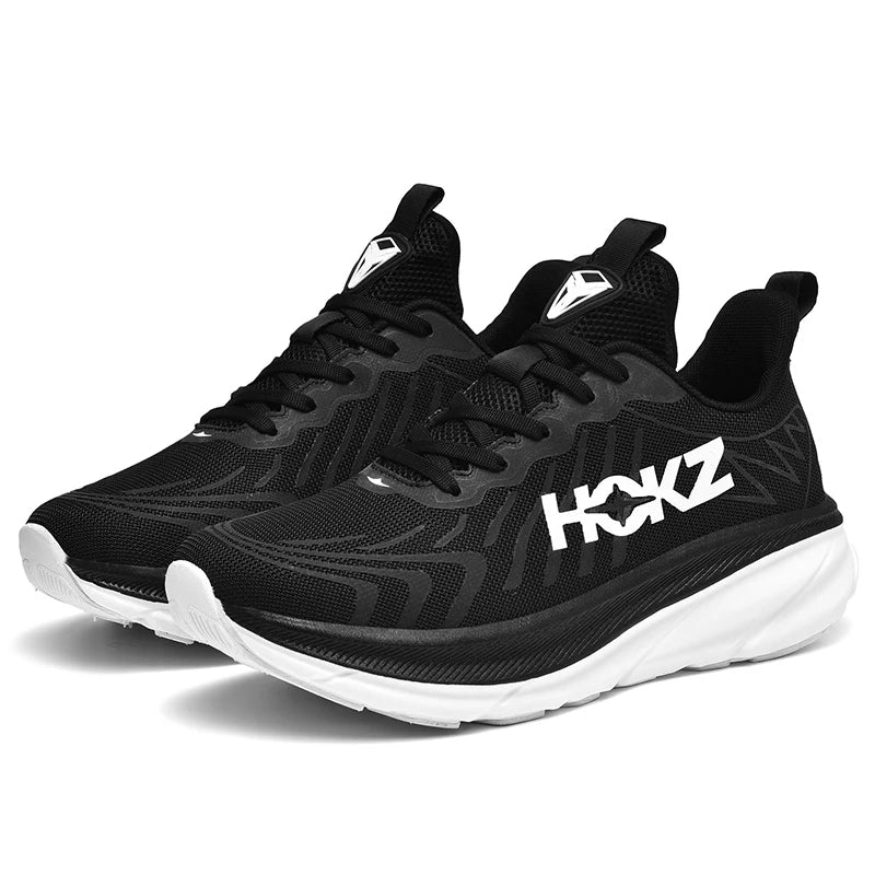Schwarze Sportschuhe mit weißer Sohle, modernes Design, Markenlogo "HOKZ" auf der Seite. Ideal für Laufen und Fitness. Hochwertige Laufschuhe.
