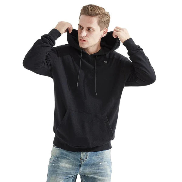 Junger Mann in schwarzem Hoodie und blauer Jeans, zieht Kapuze auf. Modischer Freizeitlook, ideal für Herbst und Winter. Bequeme Streetwear.