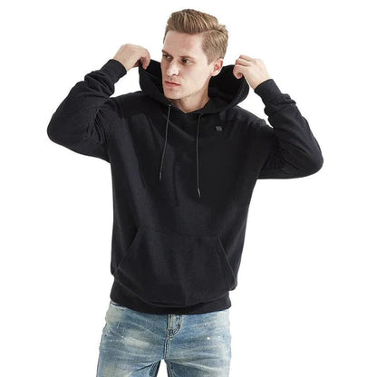 Junger Mann in schwarzem Hoodie und blauer Jeans, zieht Kapuze auf. Modischer Freizeitlook, ideal für Herbst und Winter. Bequeme Streetwear.