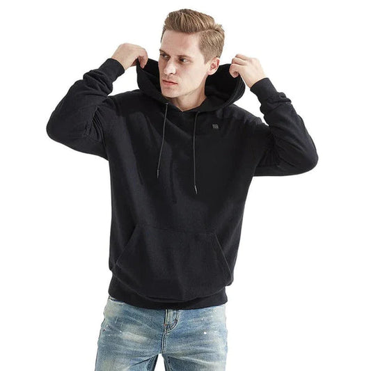 Junger Mann in schwarzem Hoodie und blauer Jeans, zieht Kapuze auf. Modischer Freizeitlook, ideal für Herbst und Winter. Bequeme Streetwear.